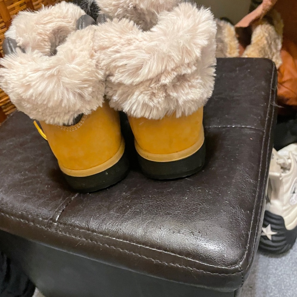 Perfect winter timberlands. Almost new. - Picture 1 of 3